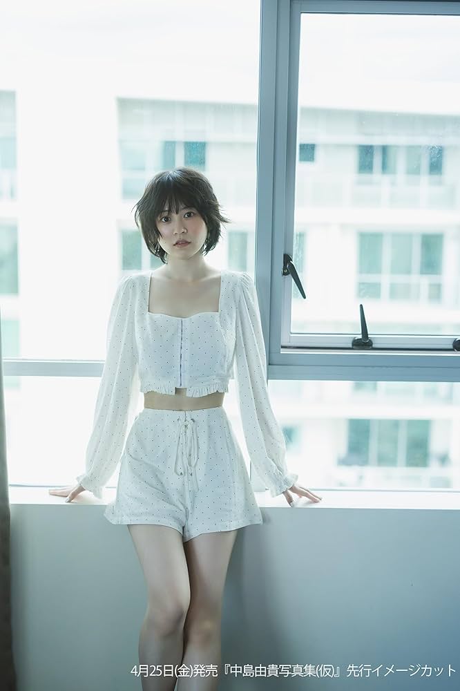 Amazon.co.jp: 中島由貴写真集 blue Blue : 中島由貴: 本